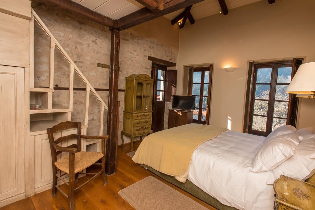Epoches Luxury Suites Karpenísion Chambre photo
