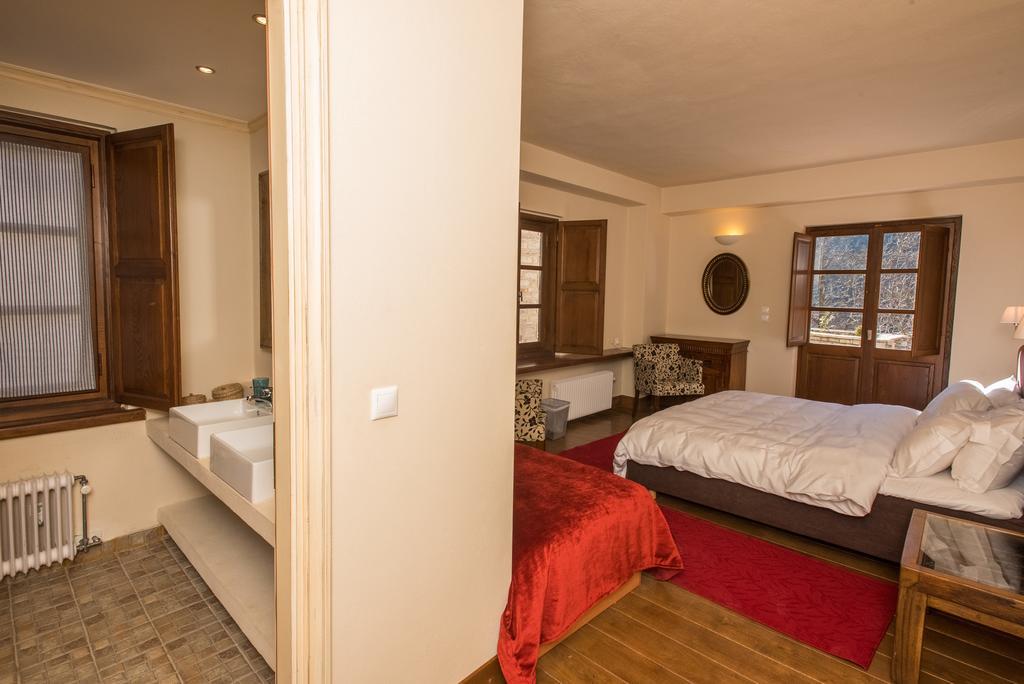 Epoches Luxury Suites Karpenísion Extérieur photo