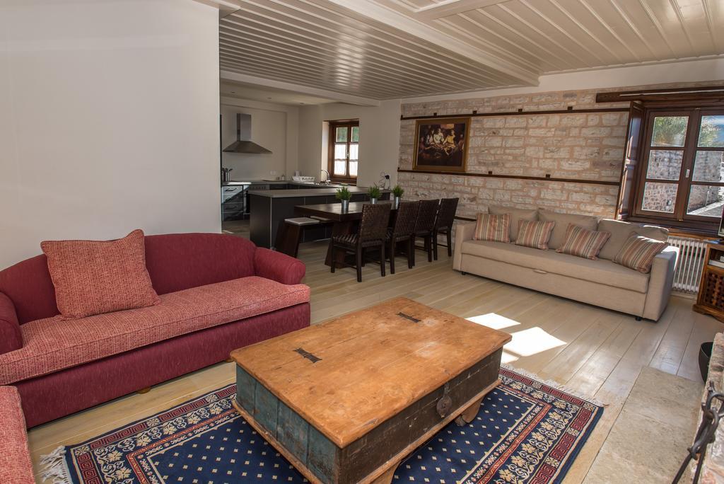 Epoches Luxury Suites Karpenísion Extérieur photo