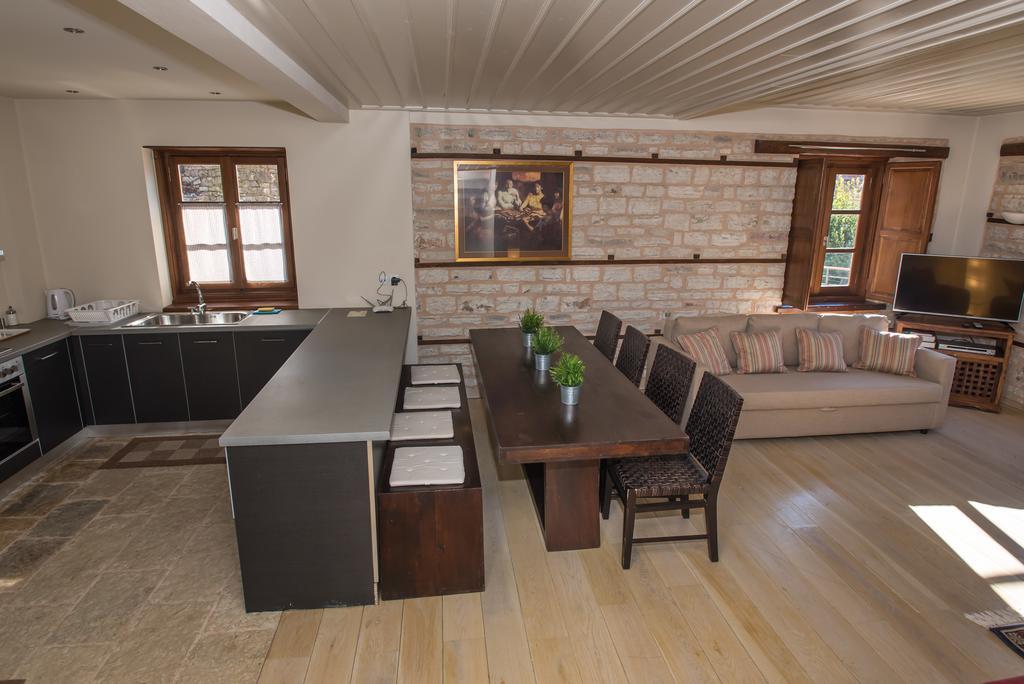 Epoches Luxury Suites Karpenísion Extérieur photo