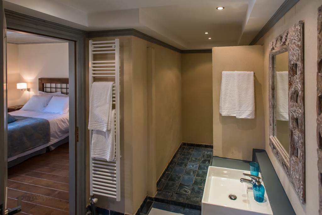 Epoches Luxury Suites Karpenísion Chambre photo
